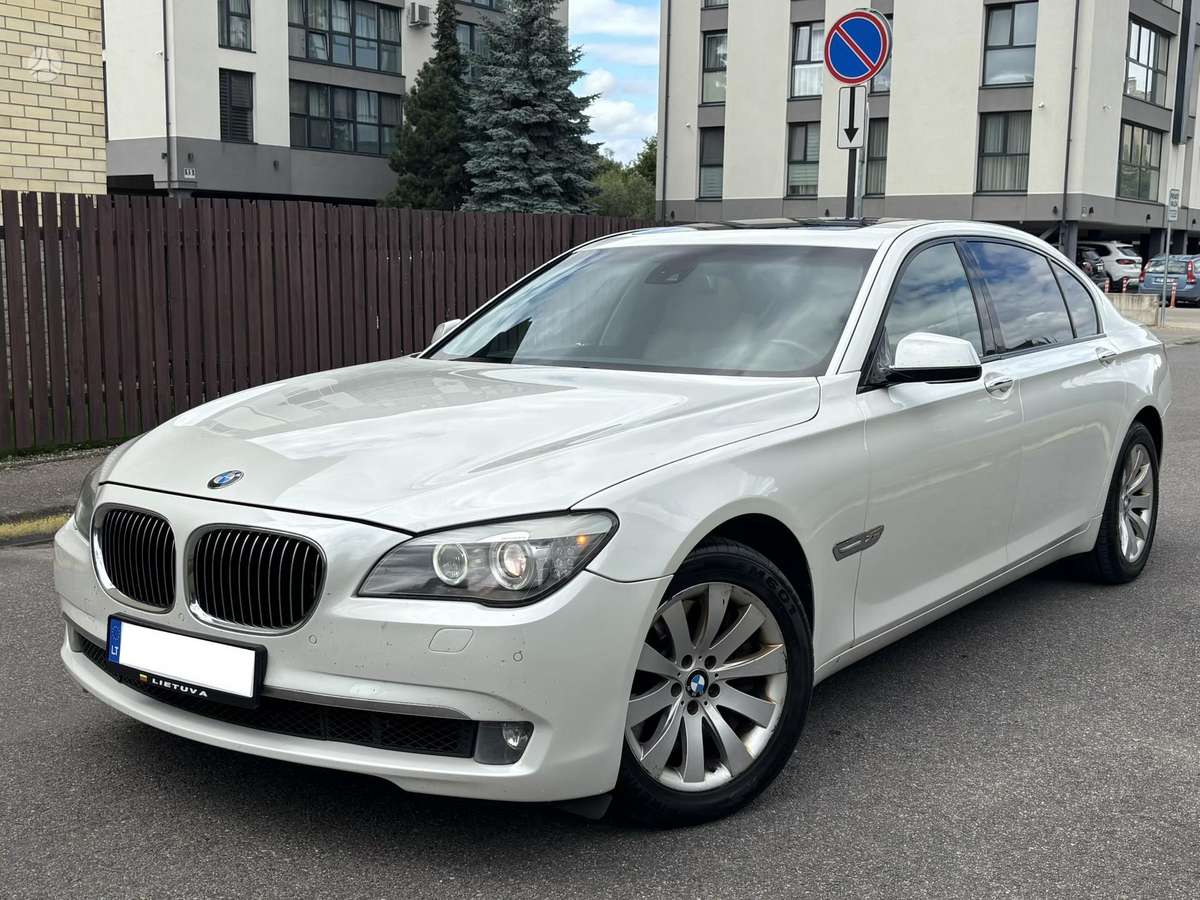BMW 750, 4.4 l., Седан