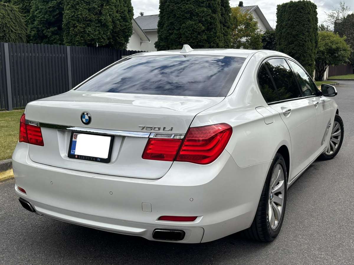 BMW 750, 4.4 l., Седан