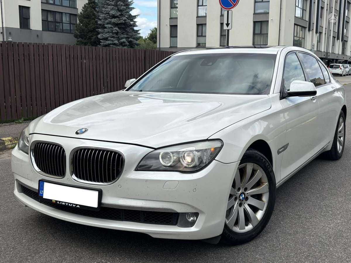 BMW 750, 4.4 l., Седан
