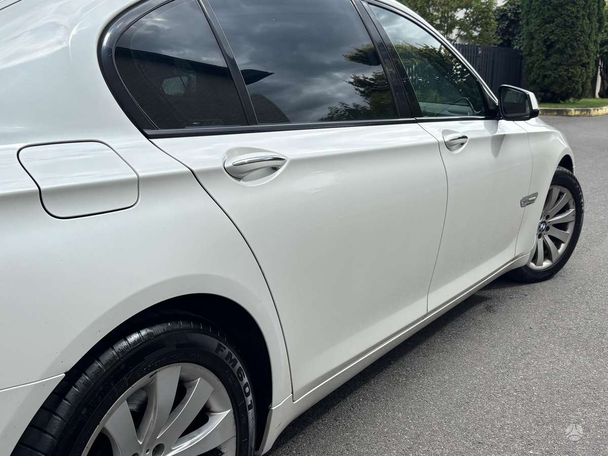 BMW 750, 4.4 l., Седан