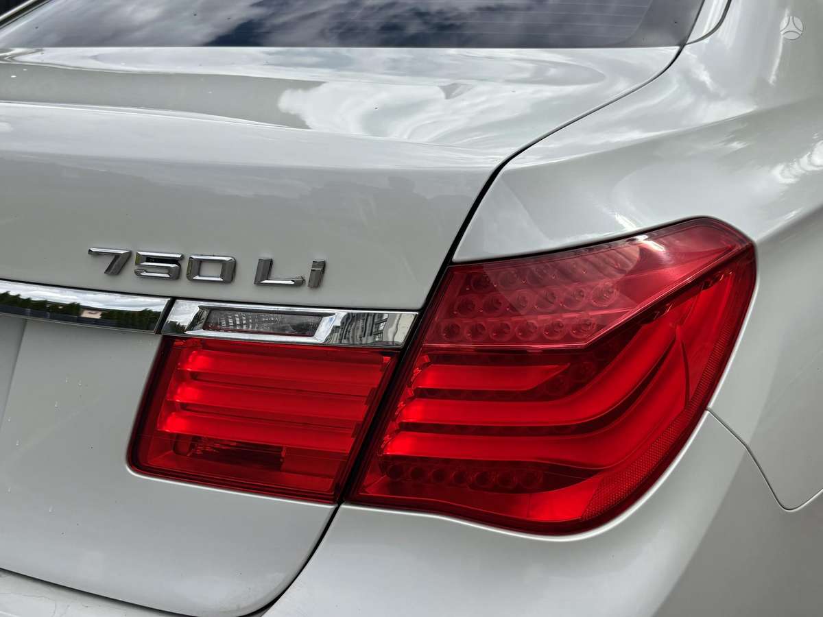 BMW 750, 4.4 l., Седан