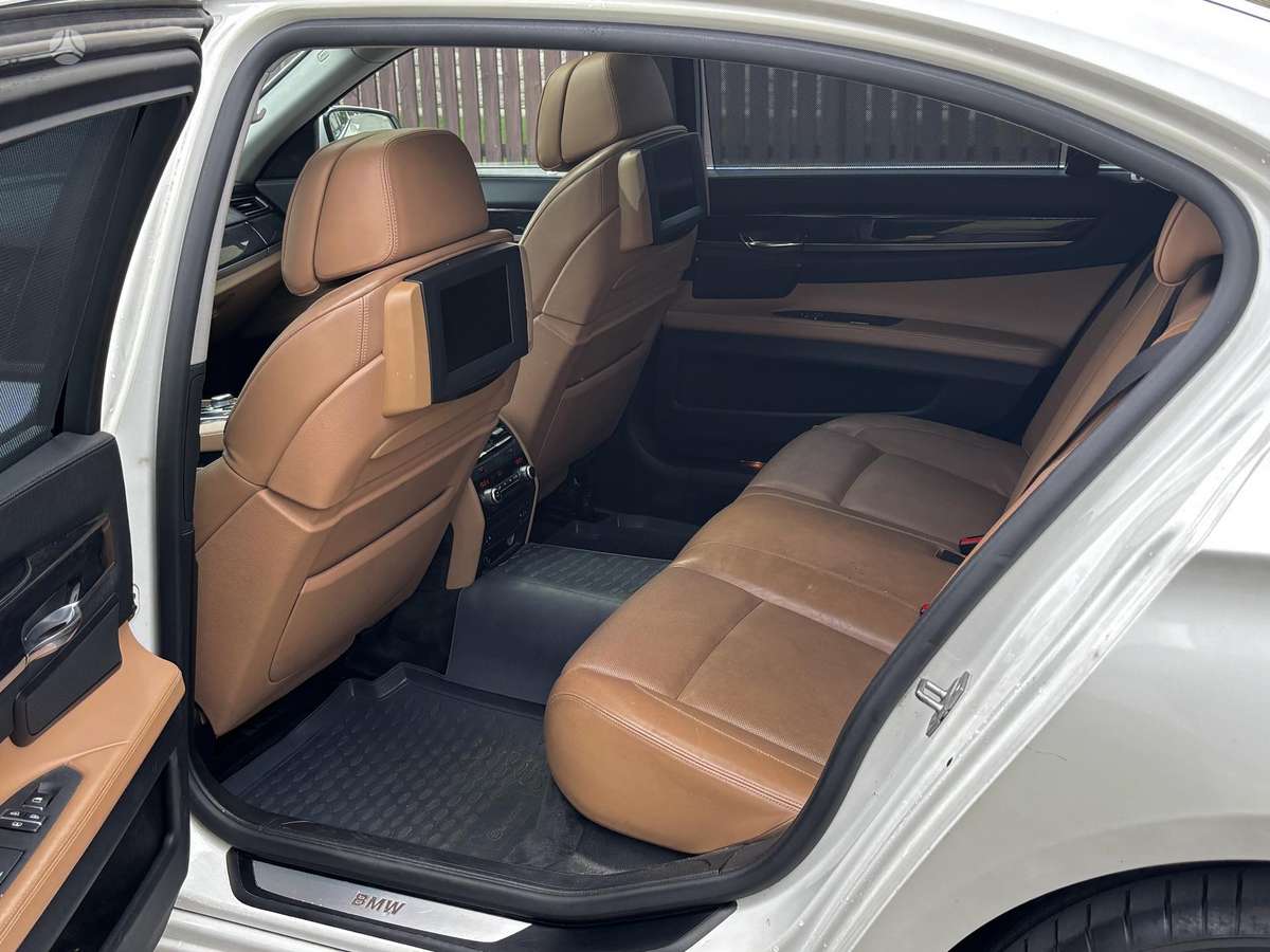 BMW 750, 4.4 l., Седан