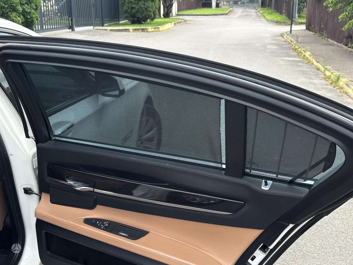 BMW 750, 4.4 l., Седан