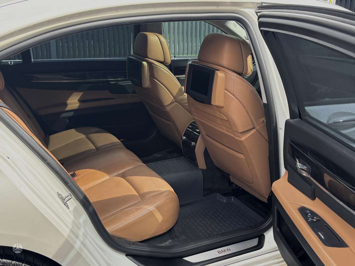 BMW 750, 4.4 l., Седан