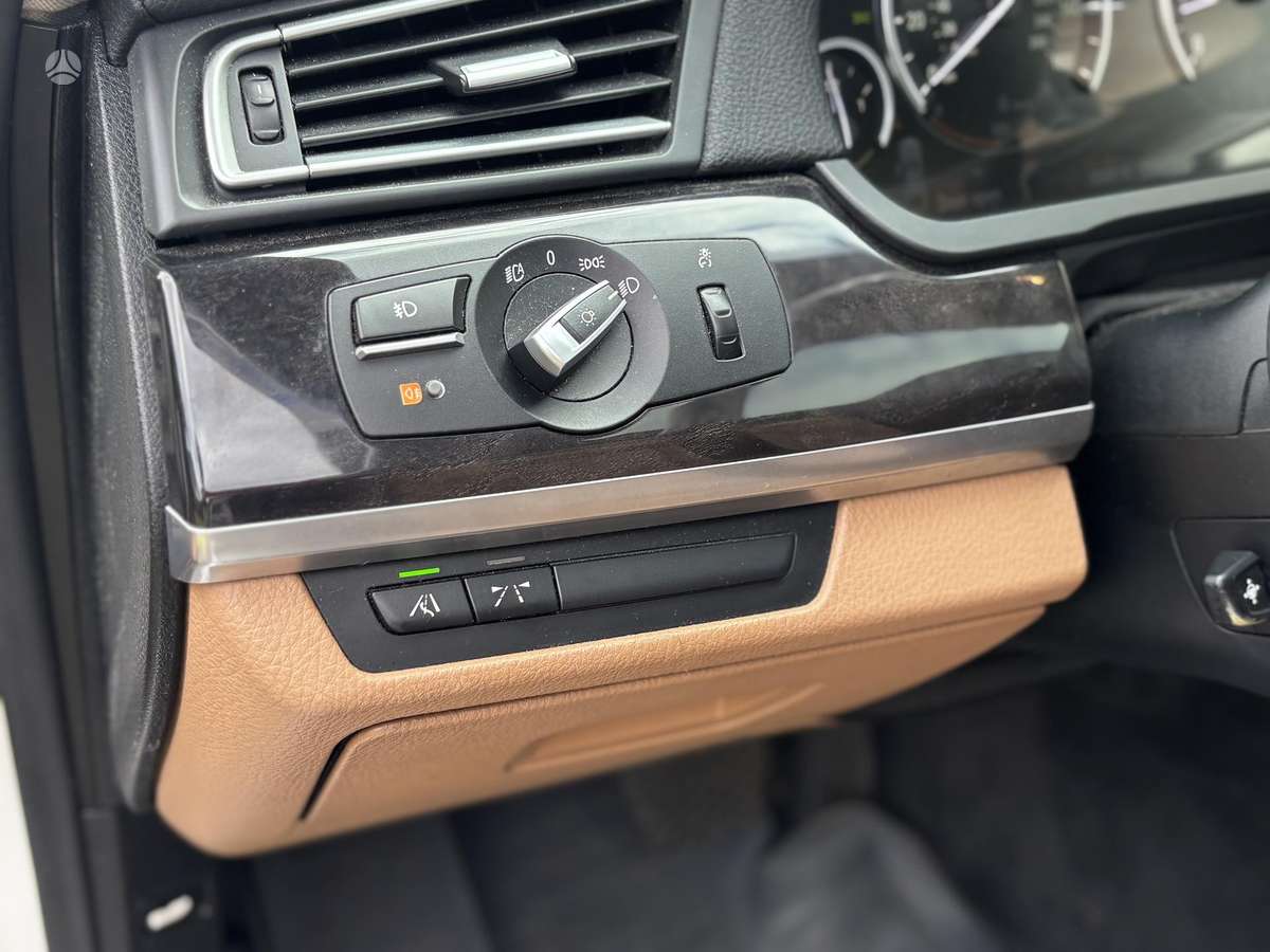 BMW 750, 4.4 l., Седан