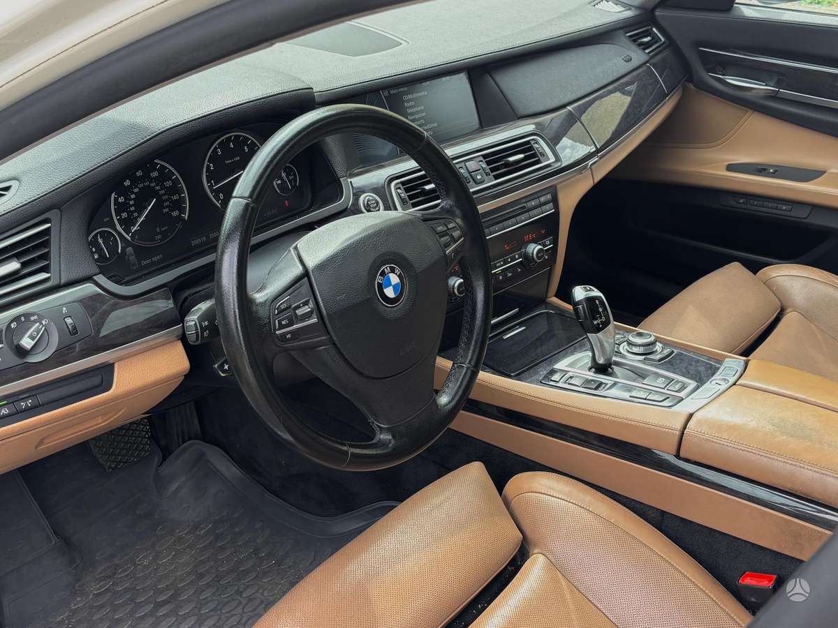 BMW 750, 4.4 l., Седан