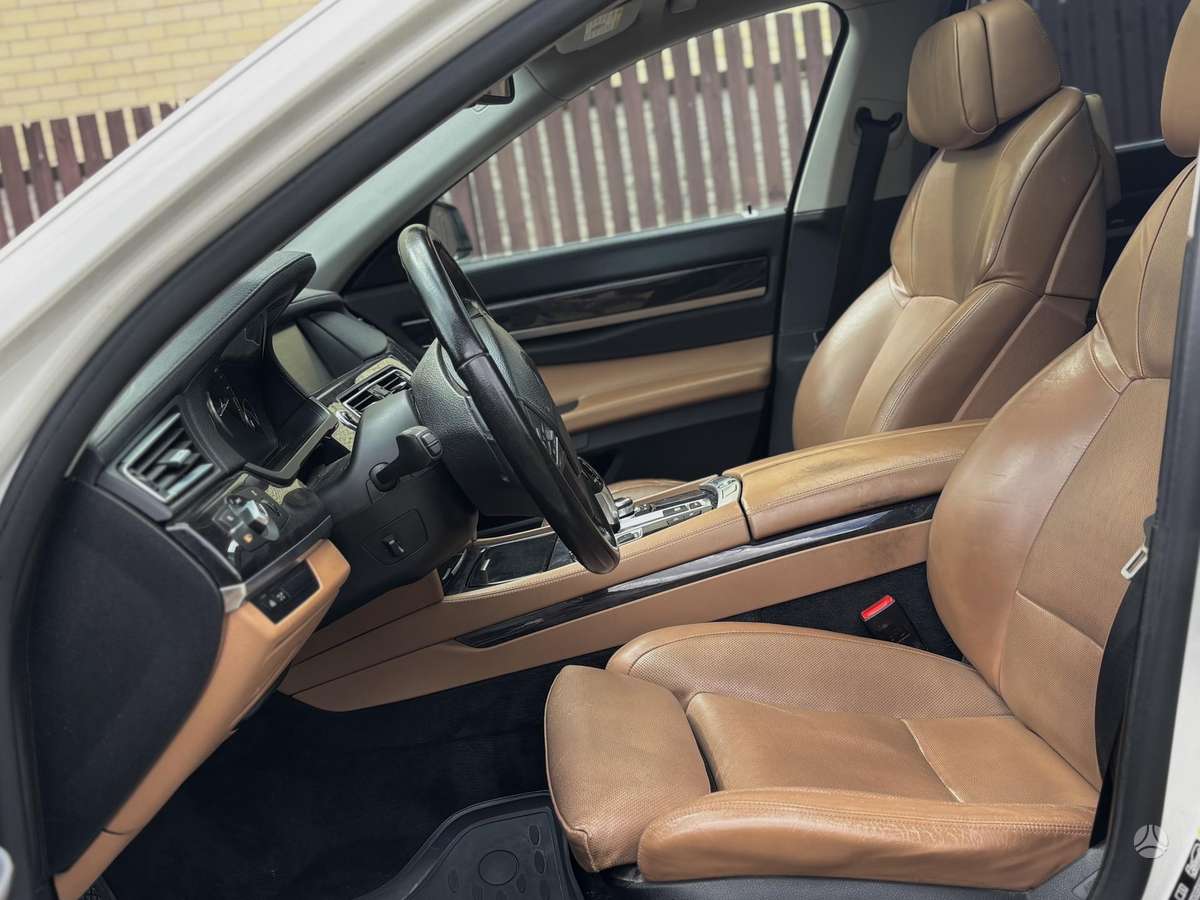 BMW 750, 4.4 l., Седан
