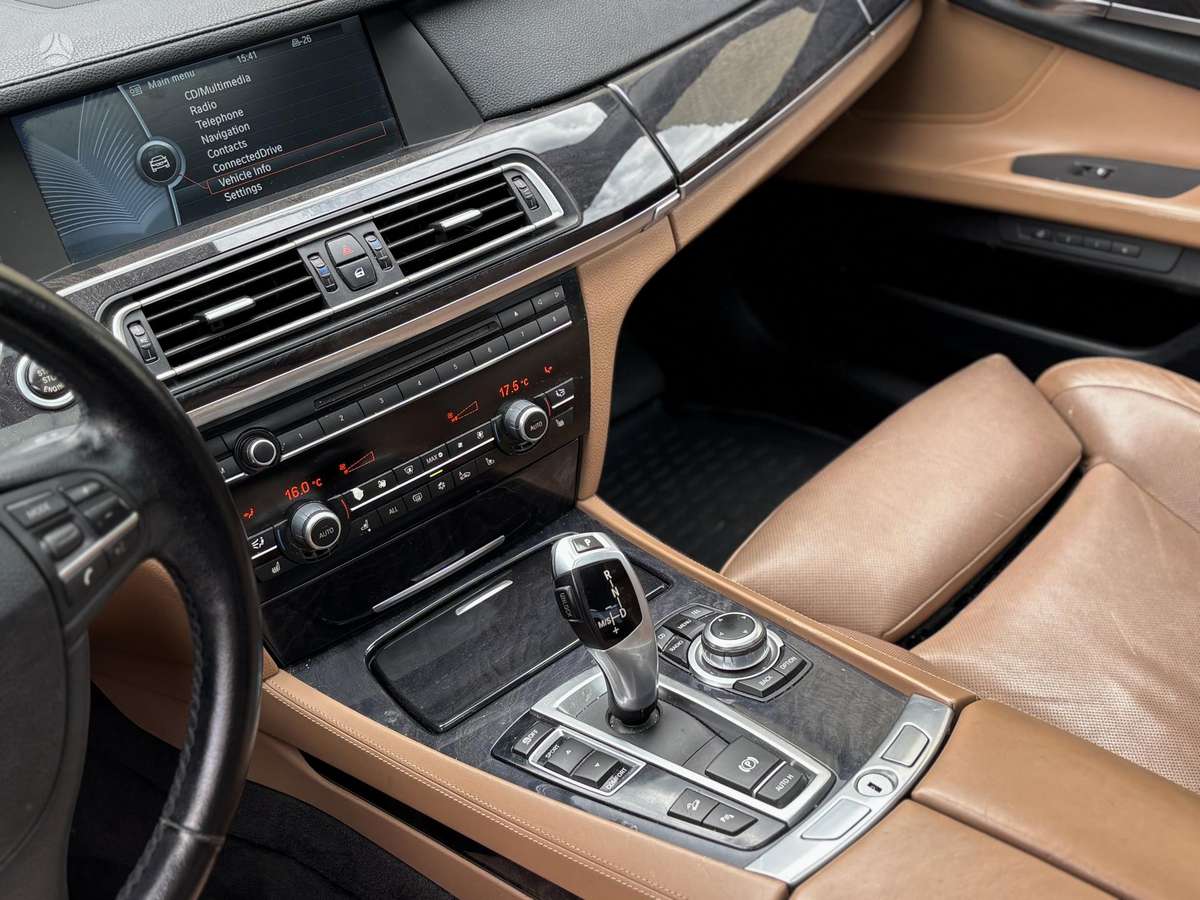 BMW 750, 4.4 l., Седан