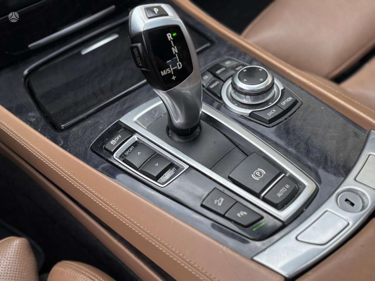 BMW 750, 4.4 l., Седан