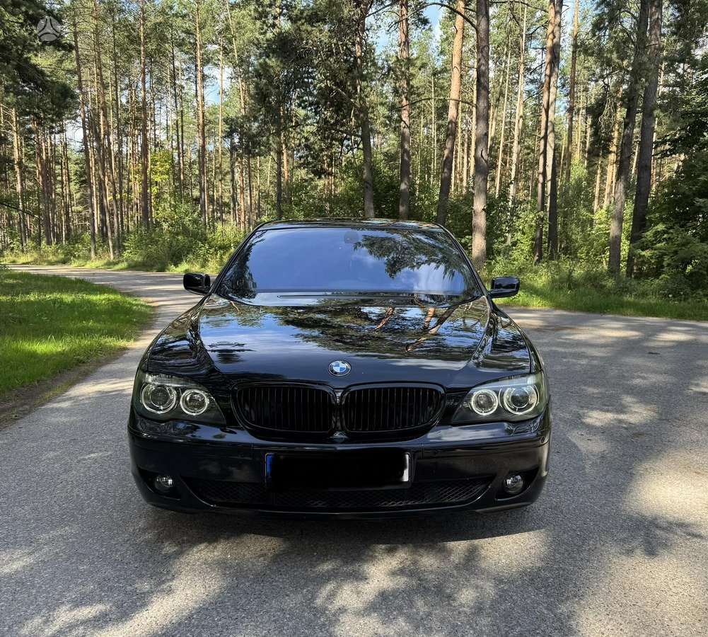 BMW 730, Седан