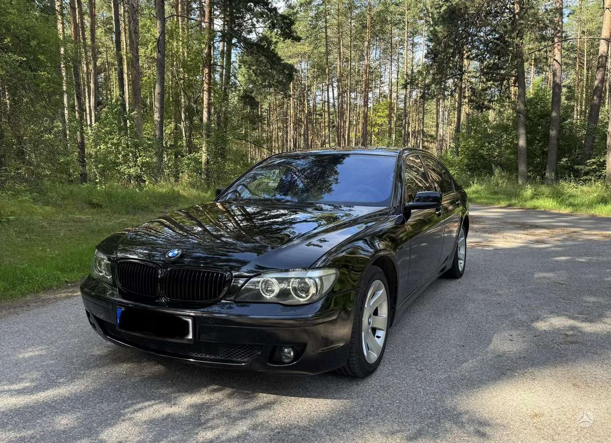 BMW 730, Седан
