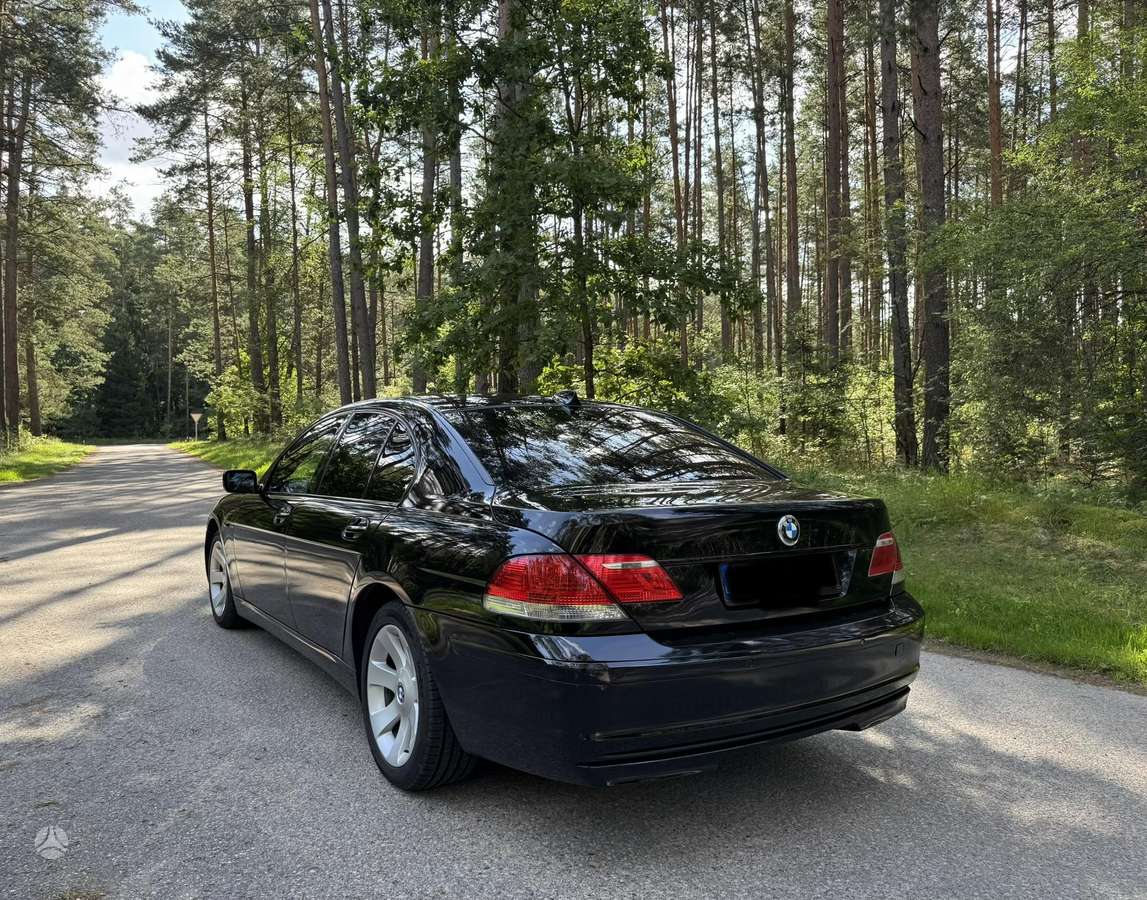 BMW 730, Седан