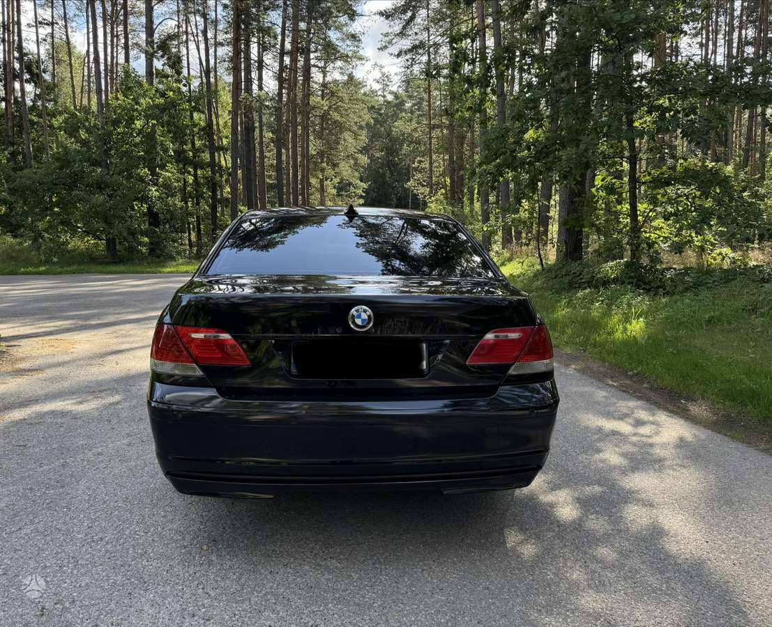 BMW 730, Седан