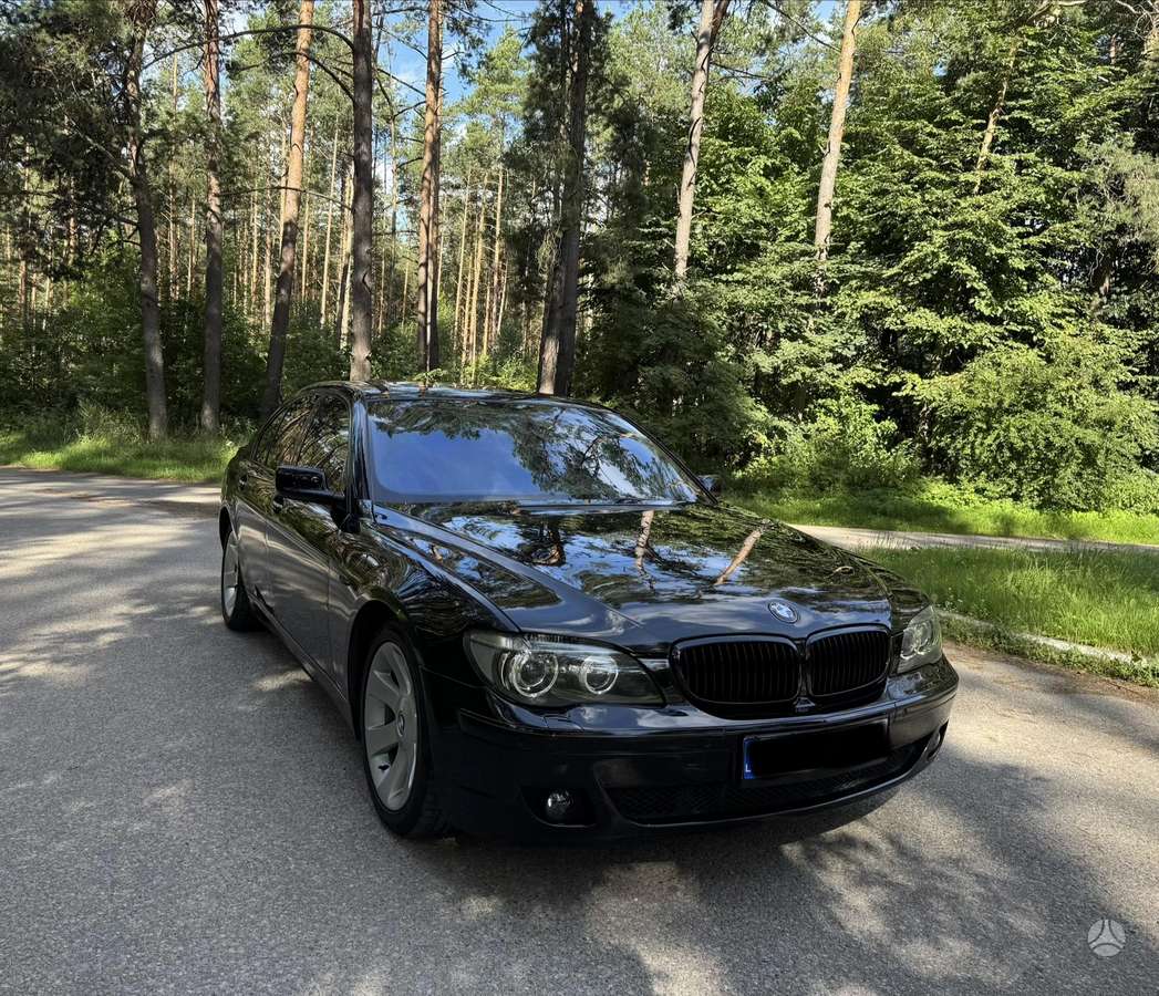 BMW 730, Седан