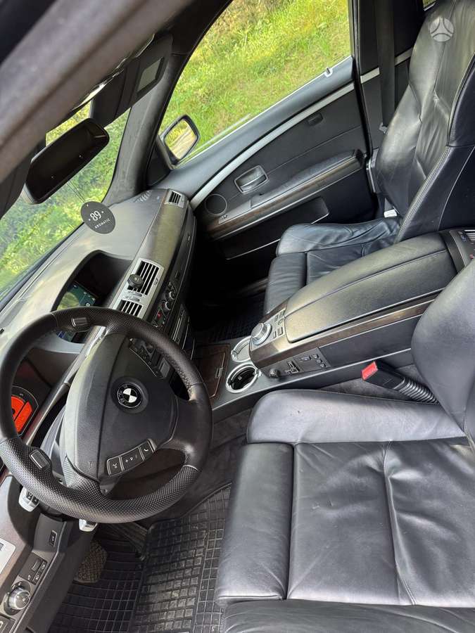 BMW 730, saloon / sedan
