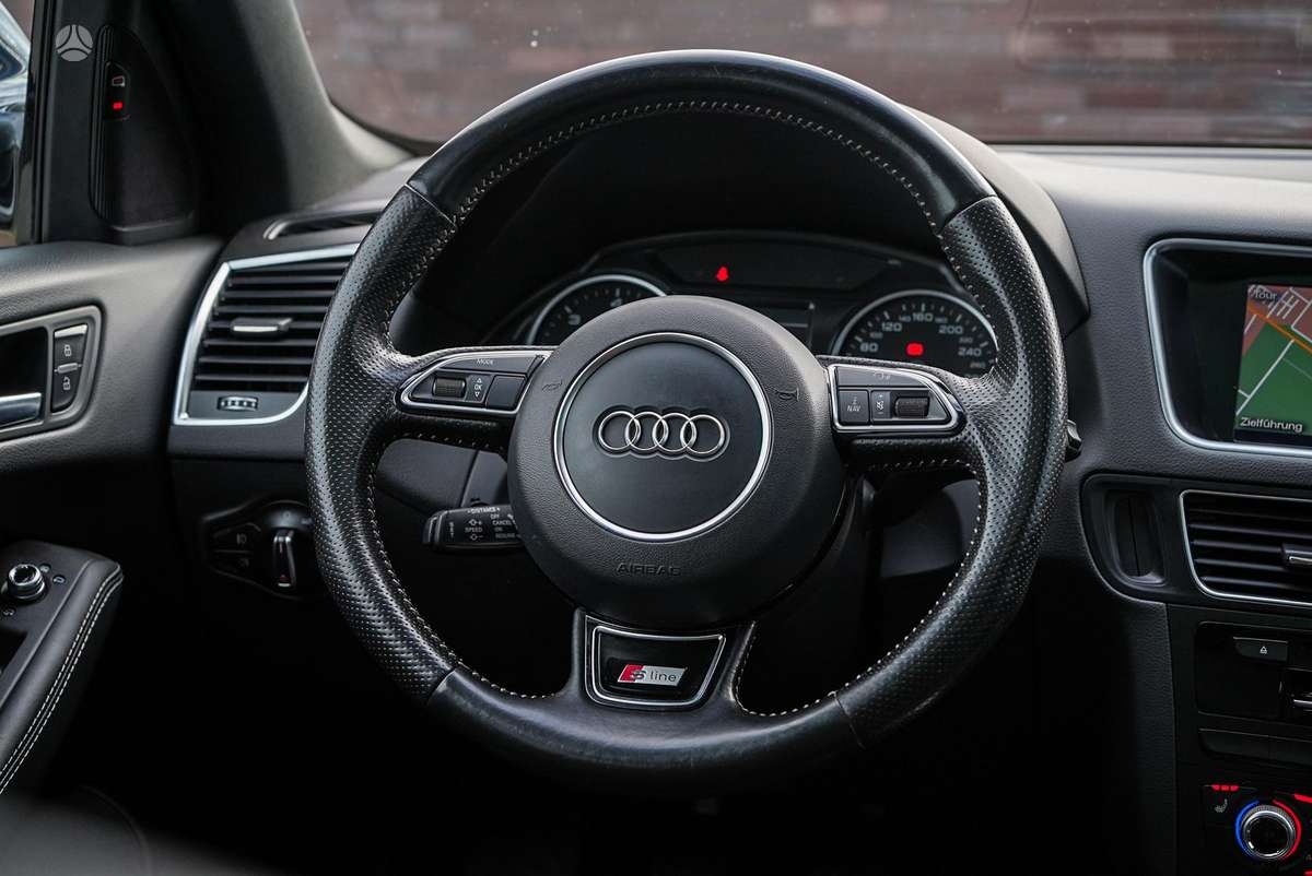 Audi Q5, 2.0 l., off-road / crossover