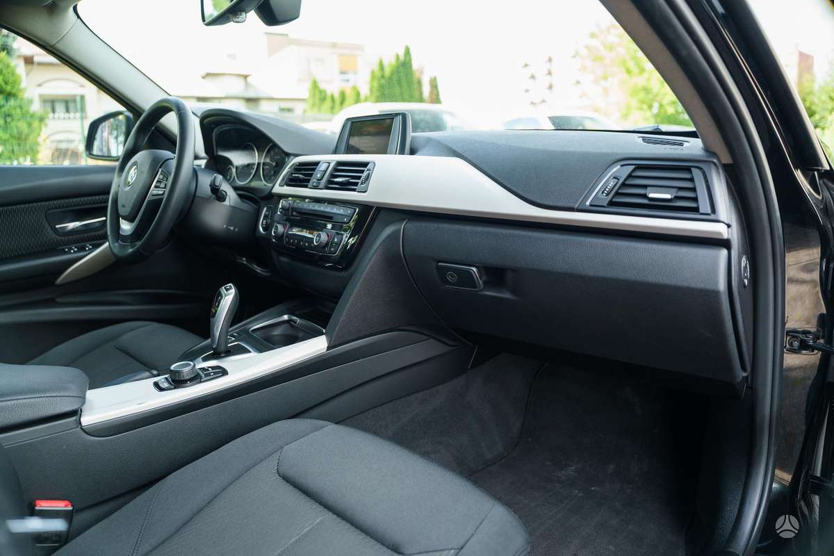 BMW 318, 1.5 l., Седан