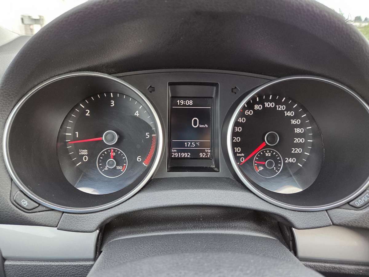 Volkswagen Golf - 6