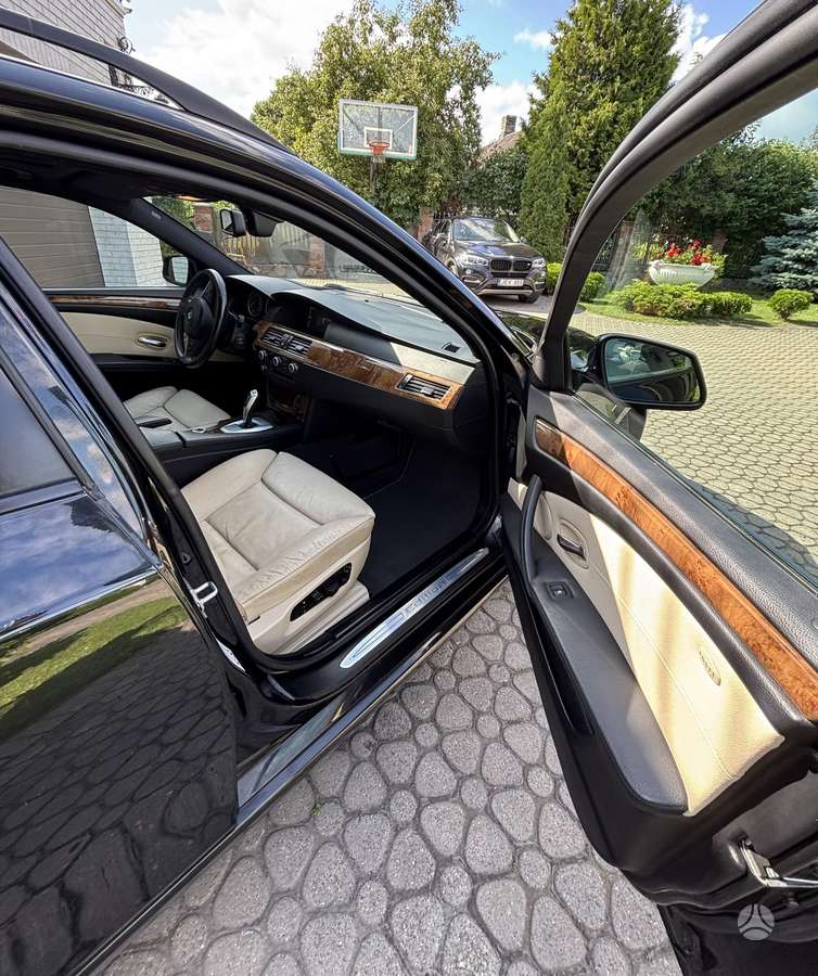 BMW 525, universalas