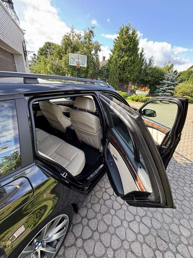 BMW 525, universalas