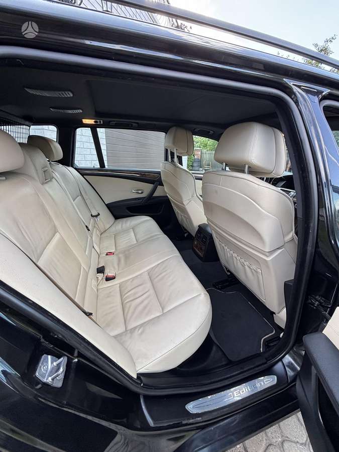 BMW 525, universalas