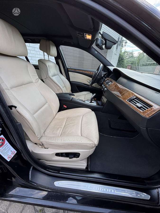 BMW 525, universalas