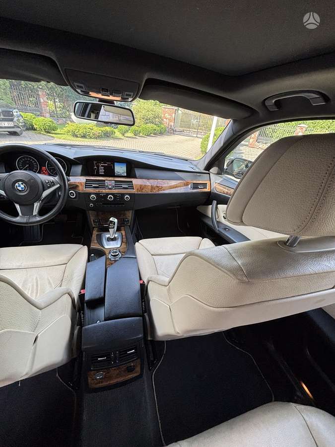 BMW 525, universalas