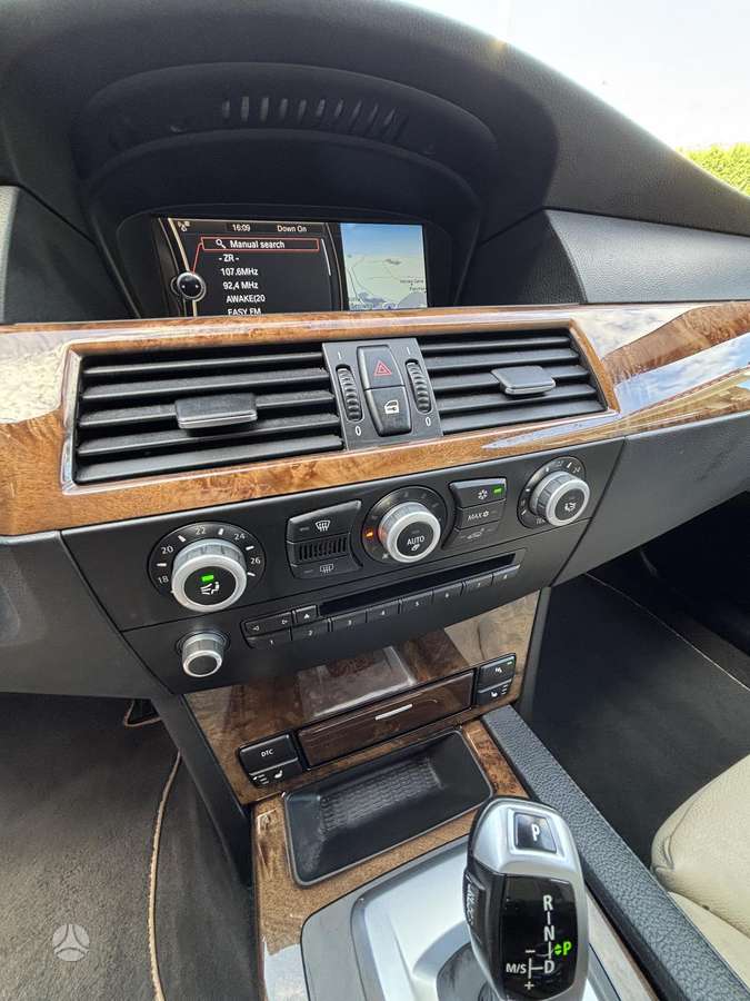 BMW 525, universalas