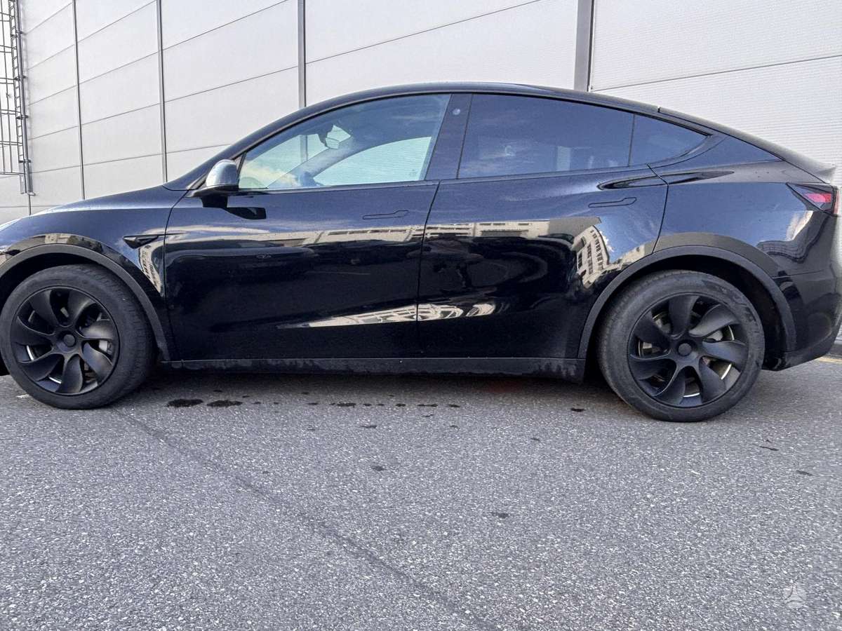 Tesla Model Y - 2