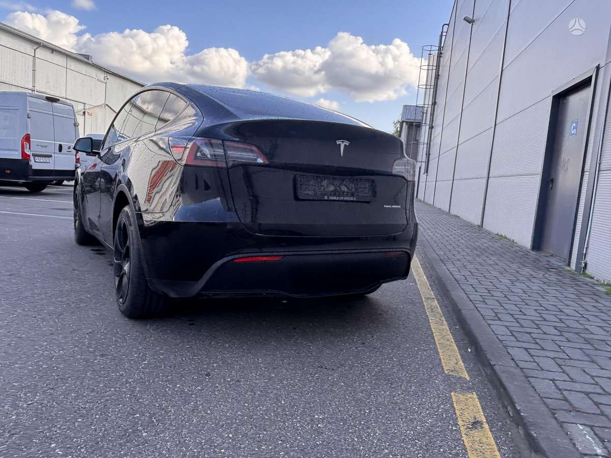 Tesla Model Y - 7