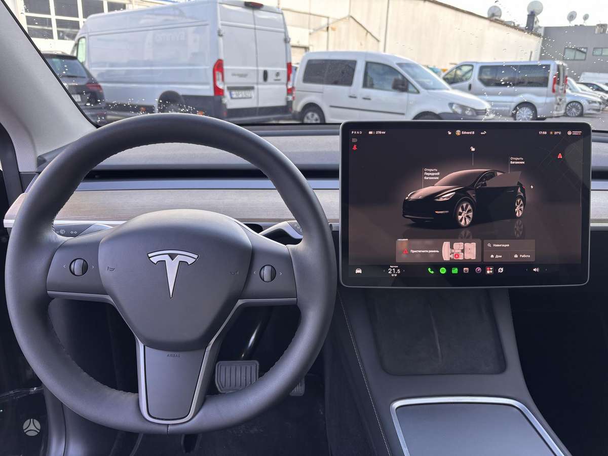 Tesla Model Y - 8