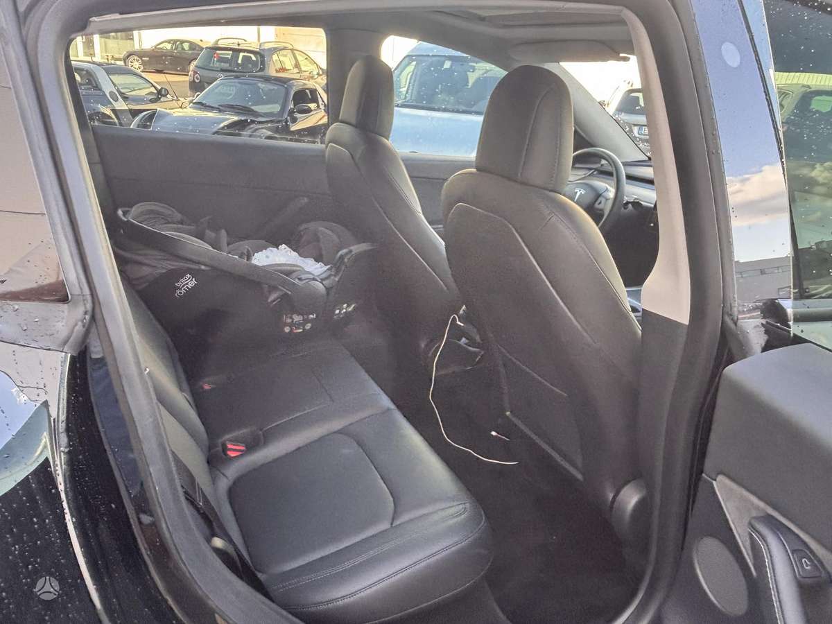 Tesla Model Y - 9