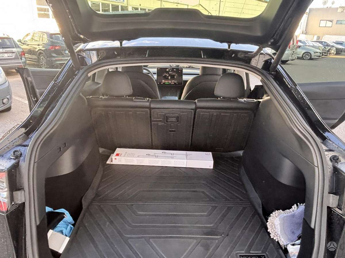 Tesla Model Y - 11