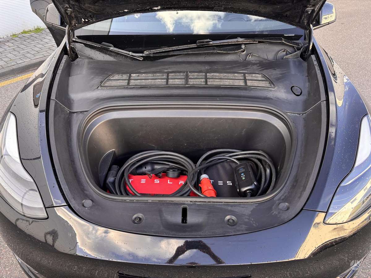 Tesla Model Y - 12