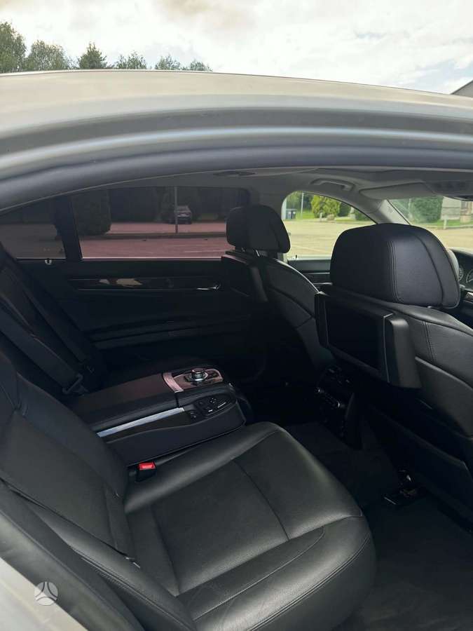 BMW 730, Лимузин