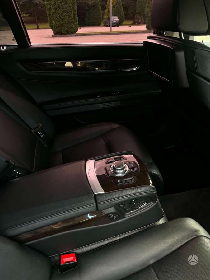 BMW 730, Лимузин