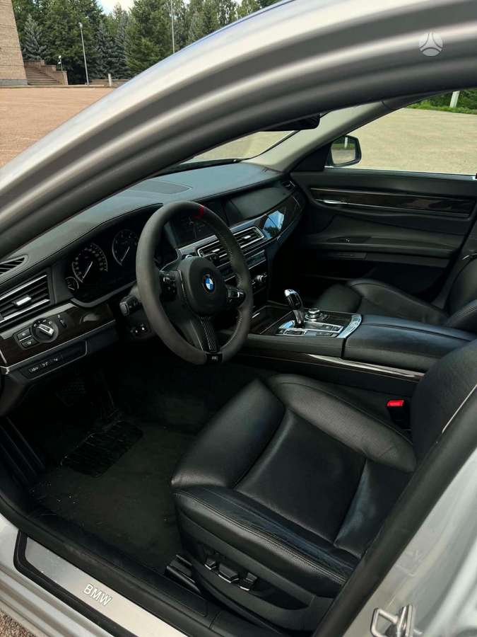 BMW 730, Лимузин