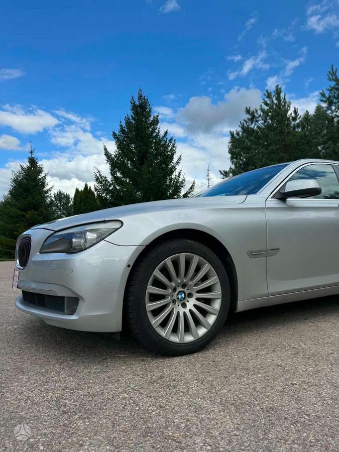 BMW 730, Лимузин