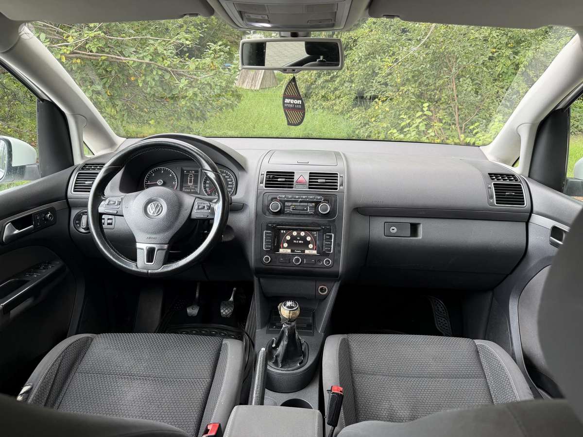 Volkswagen Touran - 10