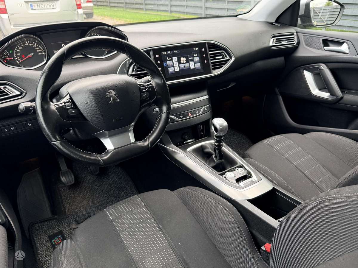 Peugeot 308, 1.2 l., hatchback
