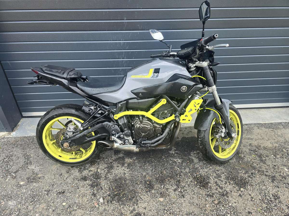 Yamaha MT 07, street / classic