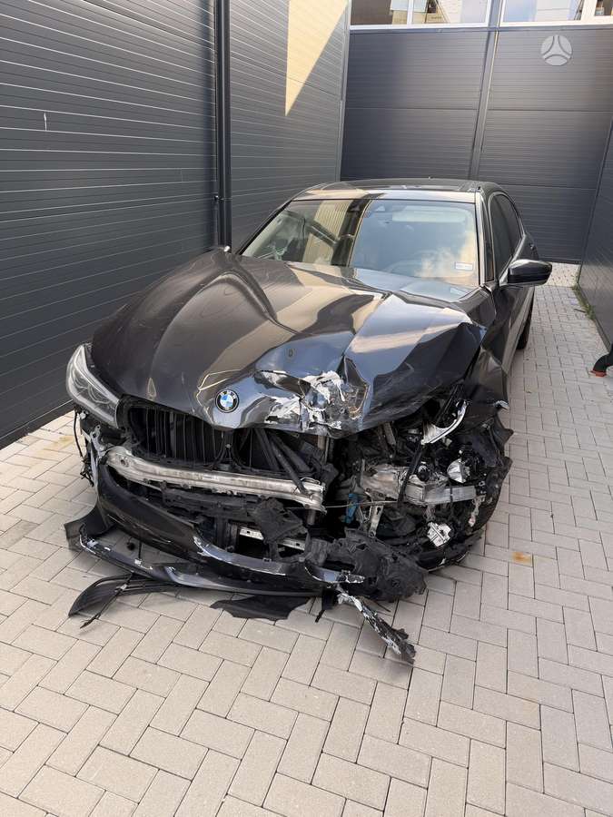 BMW 750, Седан