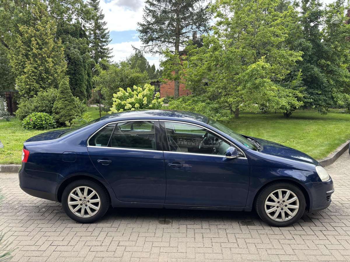 Volkswagen Jetta - 1