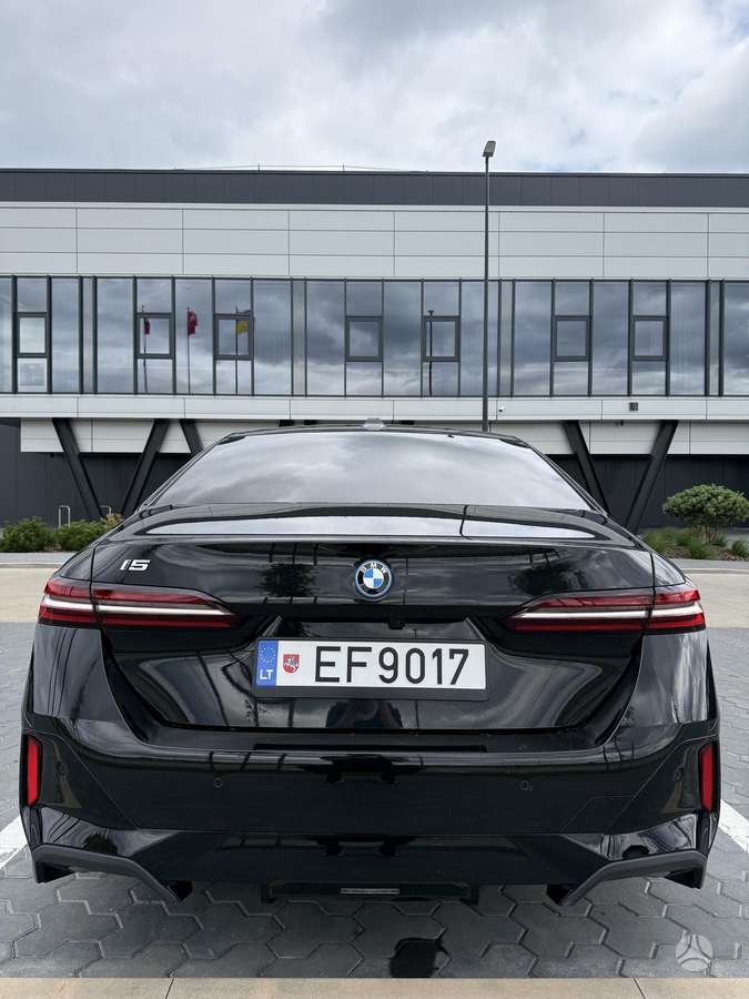BMW i5, sedanas