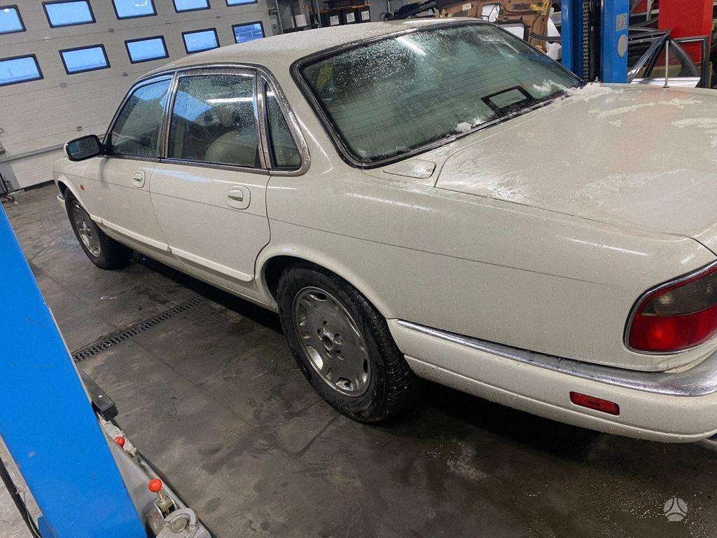 Jaguar XJ Automobilis dalimis