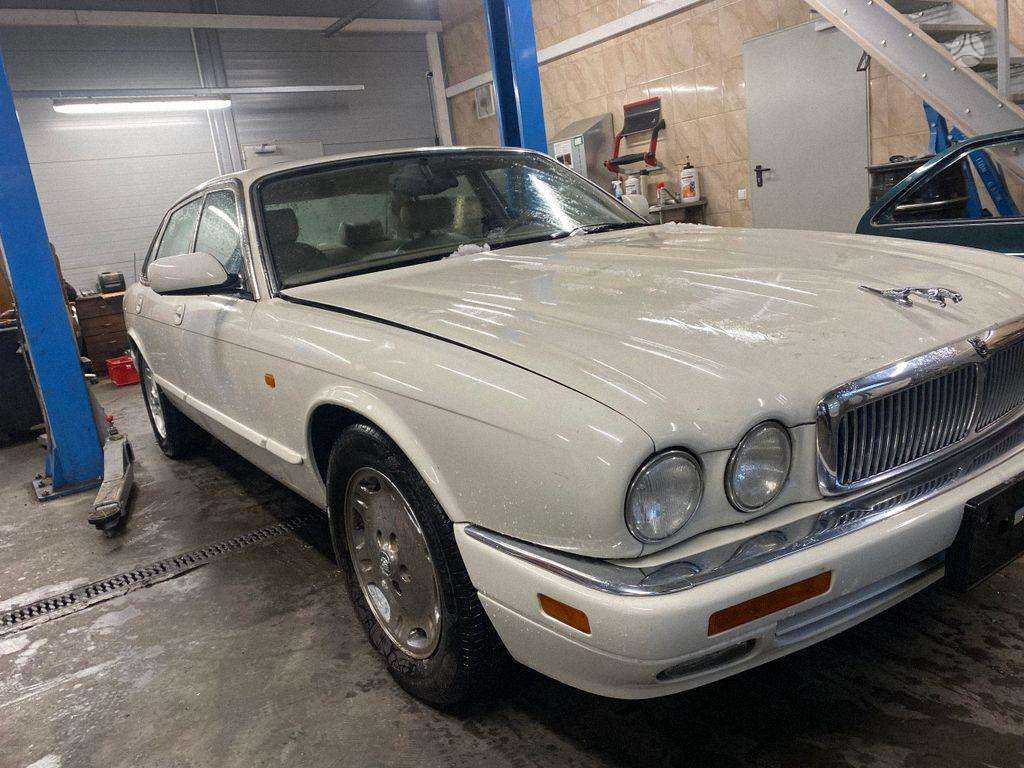 Jaguar XJ Automobilis dalimis