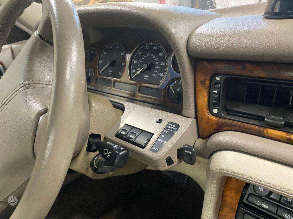 Jaguar XJ Automobilis dalimis