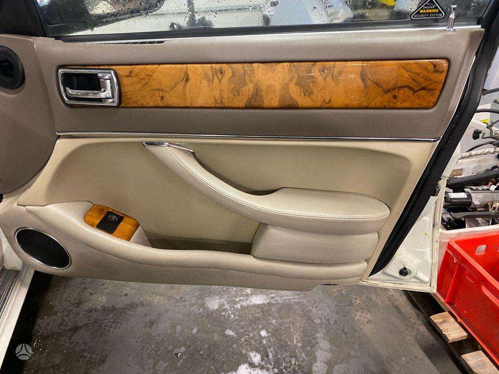 Jaguar XJ Automobilis dalimis