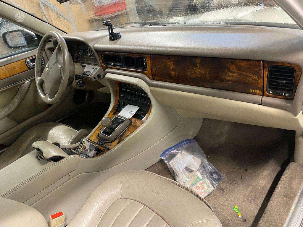 Jaguar XJ Automobilis dalimis
