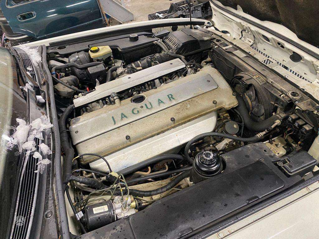 Jaguar XJ Automobilis dalimis